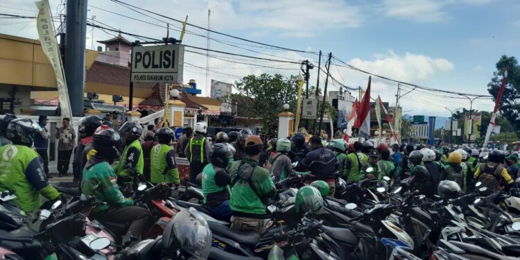 Ratusan Driver Ojol di Sukabumi Gelar Aksi Tuntut Kapolri Mundur 