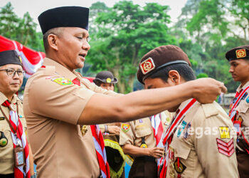 Jenal Mutaqin Menyematkan Lencana Garuda