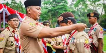 Jenal Mutaqin Menyematkan Lencana Garuda