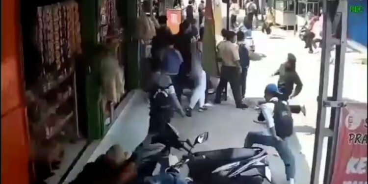 Tawuran Pelajar Pecah di Cileungsi, Pelajar SMK Diserang Saat Menunggu Masuk Sekolah