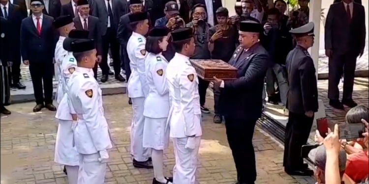 Sambut HUT RI ke-80, Bupati Bogor Gelar Kirab Bendera Pusaka dari Era Penjajahan Belanda