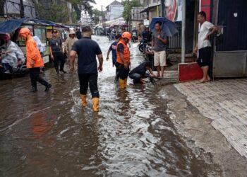 Hujan deras mengguyur Kota Sukabumi senin siang (04/08/2025) menyebabkan banjir di tiga titik jalan utama menyebabkan banjir