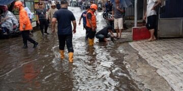 Hujan deras mengguyur Kota Sukabumi senin siang (04/08/2025) menyebabkan banjir di tiga titik jalan utama menyebabkan banjir