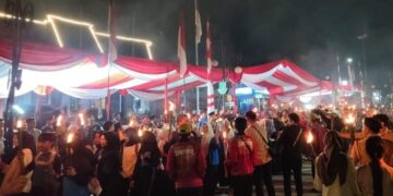 Malam Jelang HUT RI ke 80, Plaza Balaikota Sukabumi Penuh Semarak Ribuan Obor.