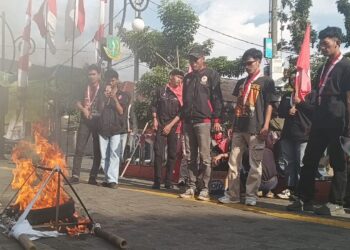 demo mahasiswa GMNI sukabumi tuntut pemkot hentikan nepotisme