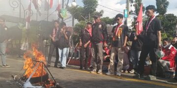 demo mahasiswa GMNI sukabumi tuntut pemkot hentikan nepotisme