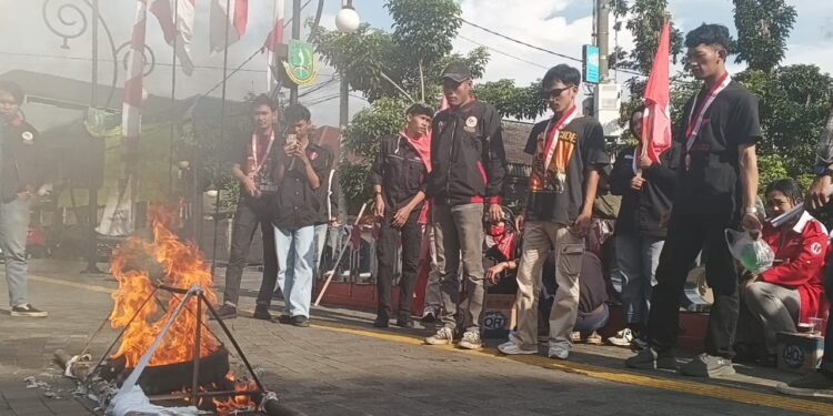 demo mahasiswa GMNI sukabumi tuntut pemkot hentikan nepotisme