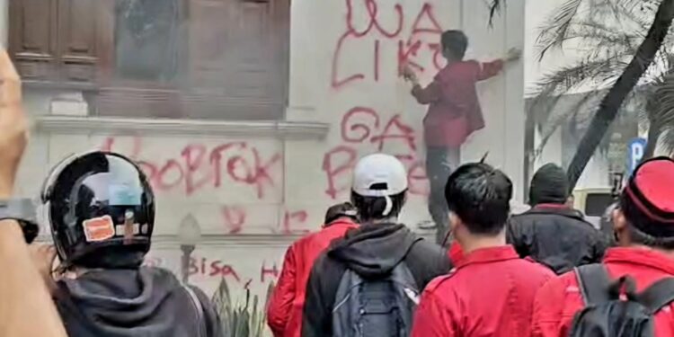 aksi vandalisme saat demo di balaikota bogor