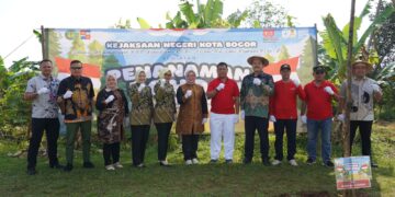 kejari kota bogor tanam pohon di jalur R3
