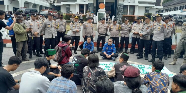 Protes Tunjangan DPRD Kota Sukabumi, HMI Gelar Unjuk Rasa.