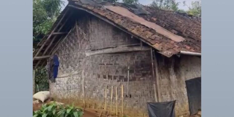 Tiga Keluarga Tinggal Dalam Satu Rumah Reyot Selama 15 Tahun