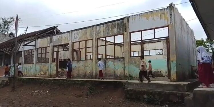Potret Pendidikan di Jampang Tengah, Atap Lapuk Hingga Hujan Menghantui Siswa