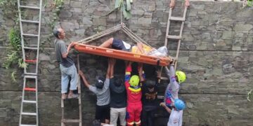 Warga Terperosok Jatuh ke Sungai Ciparigi Saat Beri Makan Ayam, Dievakuasi Damkar