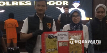 Polisi Tangkap Dua Lansia
