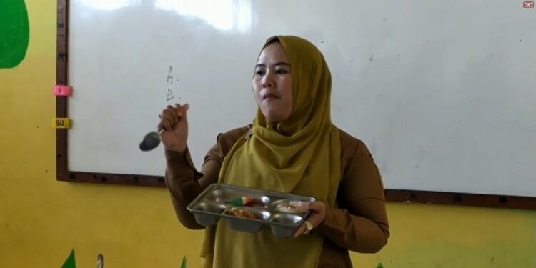 Antisipasi Keracunan, Guru di Bogor Cicipi Makanan Gratis Sebelum Dibagikan