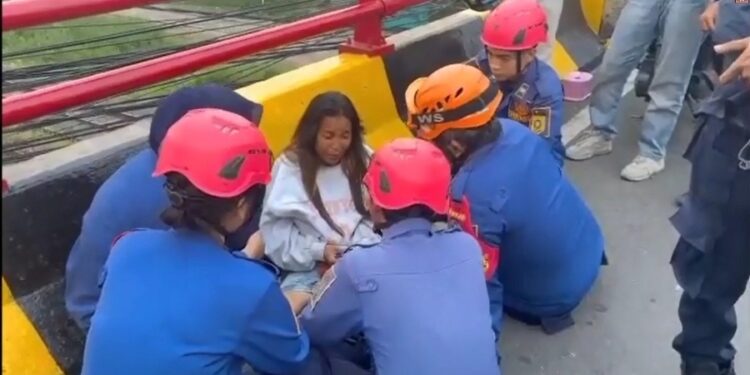 Petugas Damkar di Bogor Gagalkan Percobaan Bund*r di Flyover Cibinong