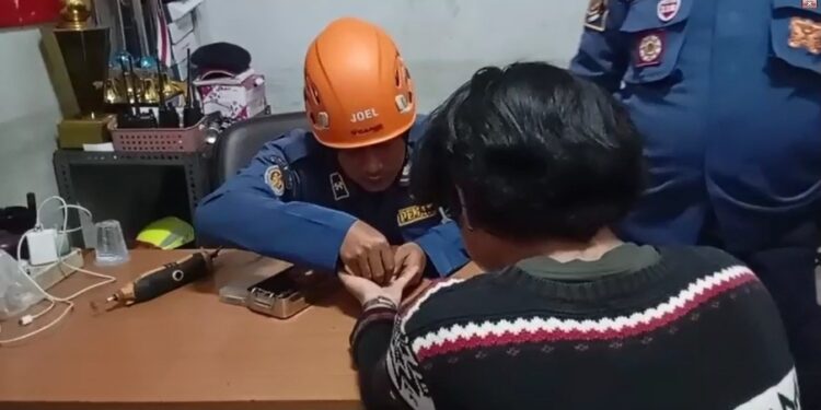 Cincin Tak Bisa Dilepas, Warga Bojong Gede Minta Bantuan Damkar