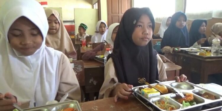 Sumringah ! Siswa SD Negeri Taman Kadudampit Antusias Terima MBG