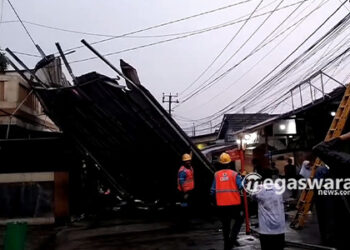 Angin Kencang Di Ciampea Sapu Atap Rumah Bangunan Tiga Lantai