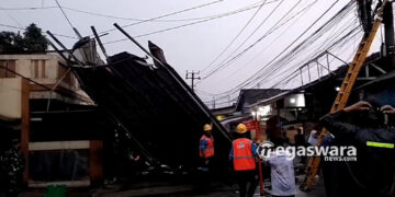 Angin Kencang Di Ciampea Sapu Atap Rumah Bangunan Tiga Lantai
