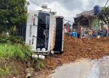 Truk Bermuatan Tanah Terguling di Nagrak Sukabumi, Polisi: Ini Kronologisnya.