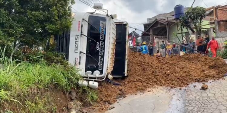 Truk Bermuatan Tanah Terguling di Nagrak Sukabumi, Polisi: Ini Kronologisnya.