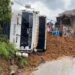 Truk Bermuatan Tanah Terguling di Nagrak Sukabumi, Polisi: Ini Kronologisnya.