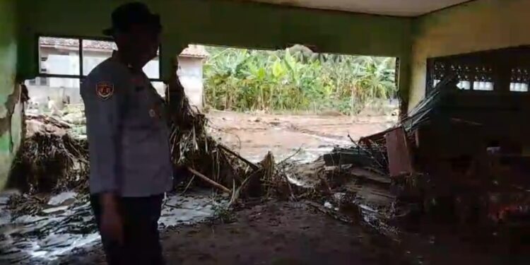 Akibat Banjir,  Aktifitas Belajar SD Negeri Cikahuripan Cisolok Dihentikan Sementara