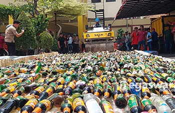 Ribuan botol miras dimusnahkan