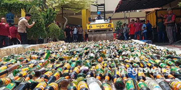 Ribuan botol miras dimusnahkan