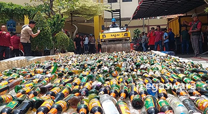 Ribuan botol miras dimusnahkan