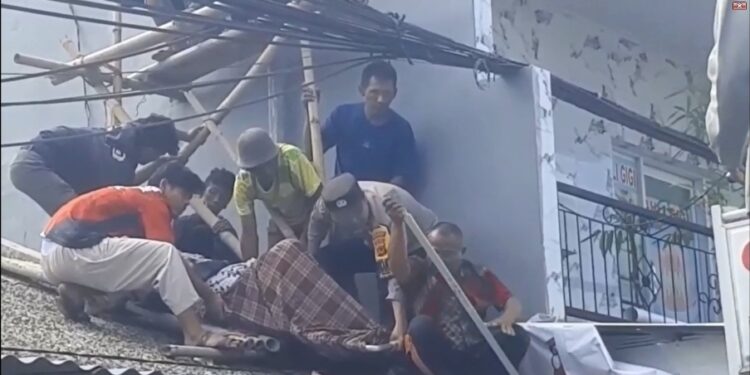 Seorang Pekerja Bangunan Tersengat Listrik, Evakuasi Berlangsung Dramatis