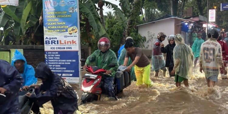 Banjir Bandang Hingga Longsor Terjang Cikakak dan Cisolok