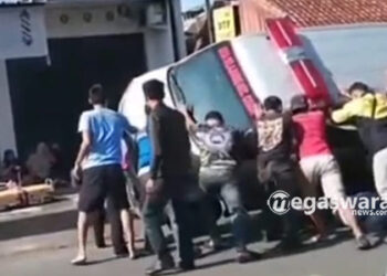 Terlibat Laka Lantas, Mobil Ambulan Terguling dan Ringsek.