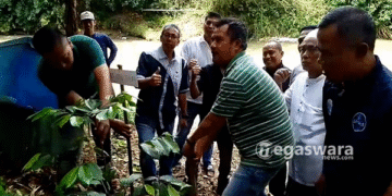 FWBS Tanam Pohon di Sepanjang Sungai Cisadane