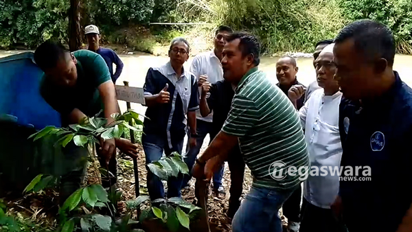 FWBS Tanam Pohon di Sepanjang Sungai Cisadane
