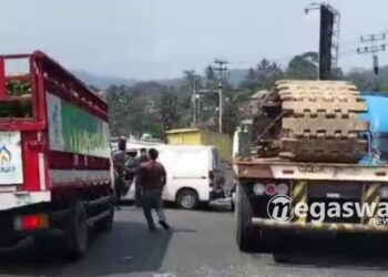 Kecelakaan Beruntun Libatkan 6 Kendaraan di Jalan Raya Pemuruyan Sukabumi.