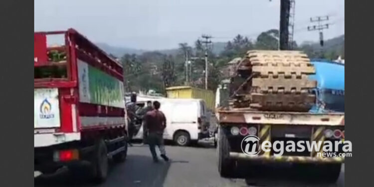 Kecelakaan Beruntun Libatkan 6 Kendaraan di Jalan Raya Pemuruyan Sukabumi.