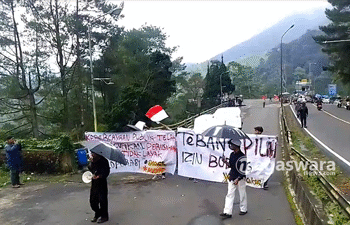 Mahasiswa Gelar Aksi Protes Bangunan Asep Stroberi di Puncak