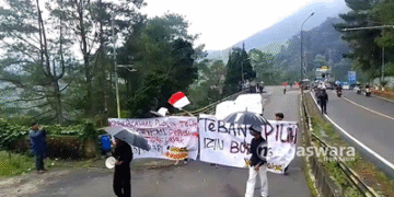 Mahasiswa Gelar Aksi Protes Bangunan Asep Stroberi di Puncak