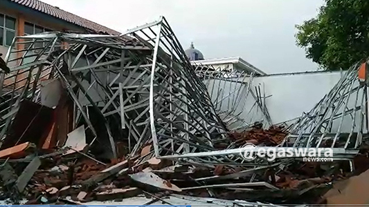 Atap Gedung SMKN 1 Gunung Putri Ambruk, Puluhan Siswa Alami Luka-Luka