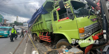 Rem Blong, Truk Tanah Tabrak Pedagang Mie Ayam di Cibadak Sukabumi