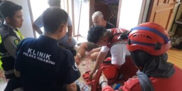 Tim Dokkes Polres Sukabumi Diterjunkan ke Lokasi Bencana Berikan Layanan Kesehatan Bagi Korban Banjir