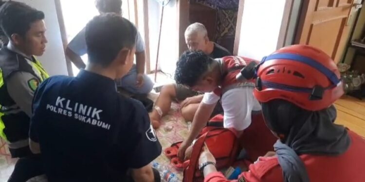 Tim Dokkes Polres Sukabumi Diterjunkan ke Lokasi Bencana Berikan Layanan Kesehatan Bagi Korban Banjir