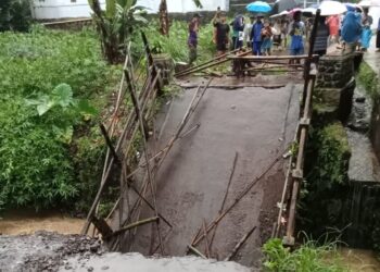 Di Guyur Hujan, Jembatan Penghubung Dua Desa Di Kabupaten Sukabumi Ambruk