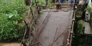 Di Guyur Hujan, Jembatan Penghubung Dua Desa Di Kabupaten Sukabumi Ambruk