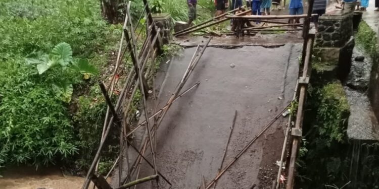 Di Guyur Hujan, Jembatan Penghubung Dua Desa Di Kabupaten Sukabumi Ambruk