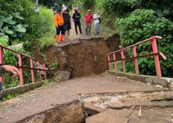 Jembatan Penghubung Kota dan Kabupaten Sukabumi Putus