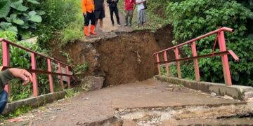Jembatan Penghubung Kota dan Kabupaten Sukabumi Putus