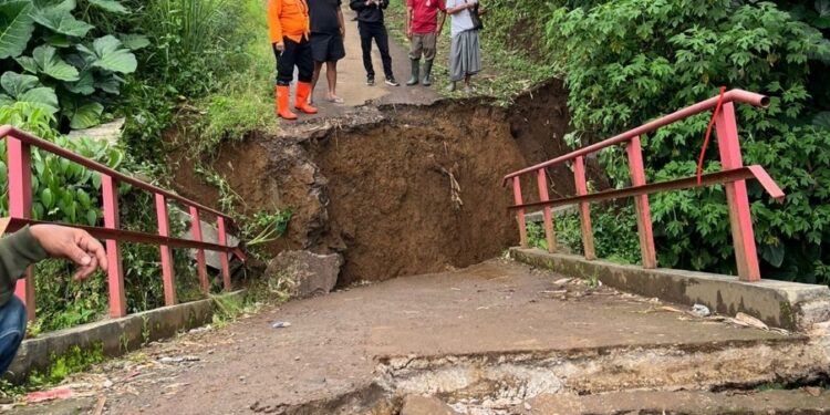 Jembatan Penghubung Kota dan Kabupaten Sukabumi Putus